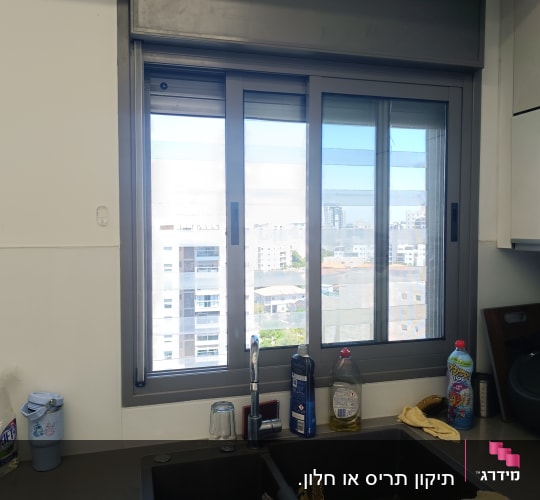 מטבח עם חלון ותריסים פתוחים